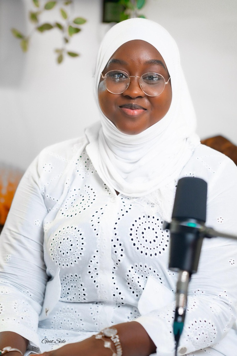 Portrait de Maï Mbacké Djamil en tenue blanche